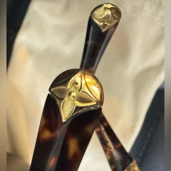 LOUIS VUITTON Iris Sunglasses Brown - Picture 9 of 11